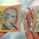 Ilustración para el artículo titulado Australia imprime 46 millones de billetes de $50 con una falta de ortografía